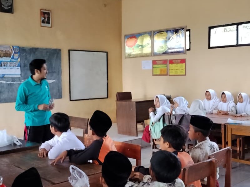 Pemberian Obat Cacing Pada Siswa