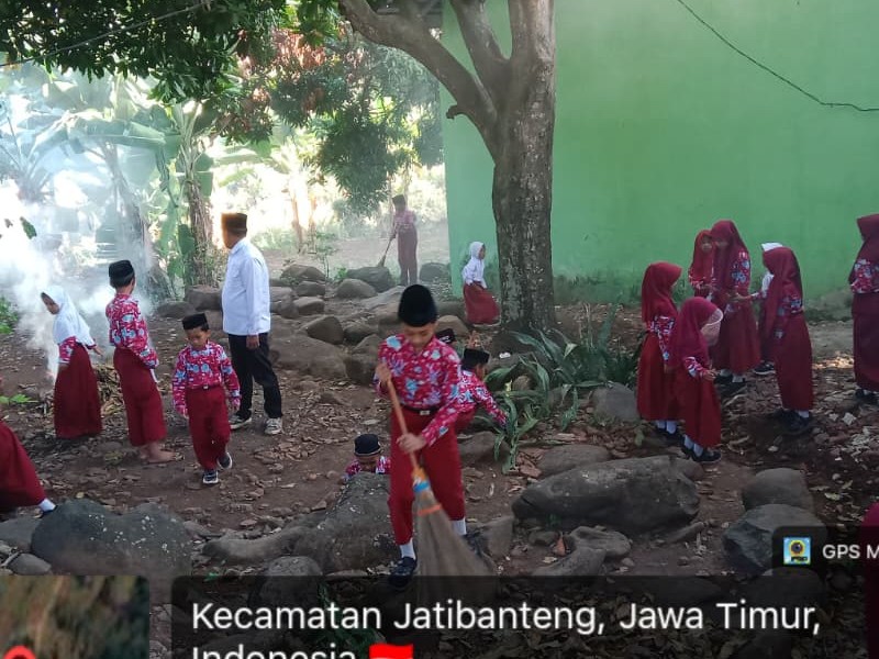 Kerja Bakti di Lingkungan Sekolah